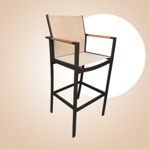 Banqueta Mantova com Braços, estrutura de alumínio e com braços e acabamento em Tela Sling. Foto Diagonal